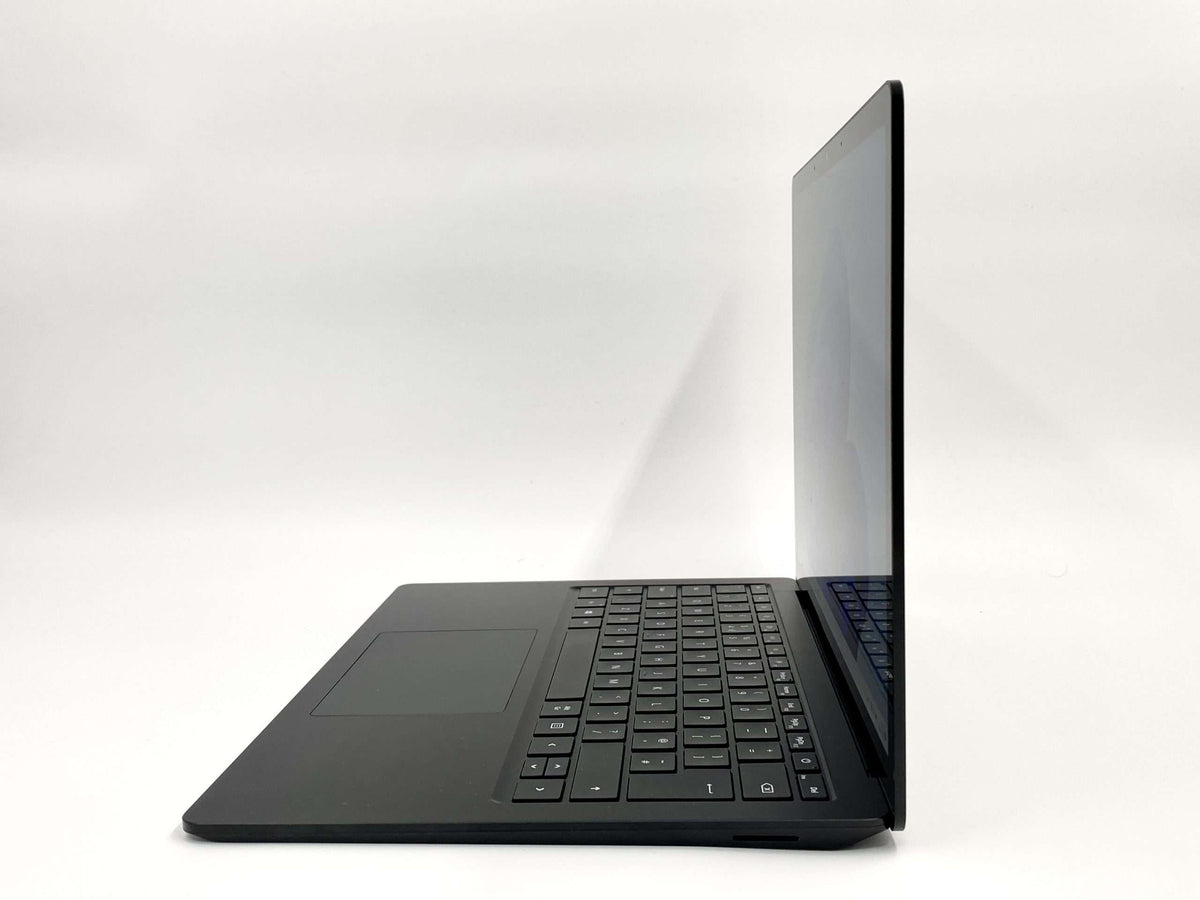 Microsoft Surface 1868 USB-C ja USB 3.0 ühendused